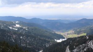 Dieses Bild zeigt eine Webcam-Aufnahme vom Achertal, aufgenommen am Mittwoch, den 01.04.2026 um 15:00 Uhr. Die Temperatur betrug 2°C.