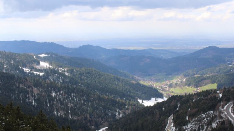 Dieses Bild zeigt eine Webcam-Aufnahme vom Achertal, aufgenommen am Mittwoch, den 01.04.2026 um 15:00 Uhr. Die Temperatur betrug 2°C.