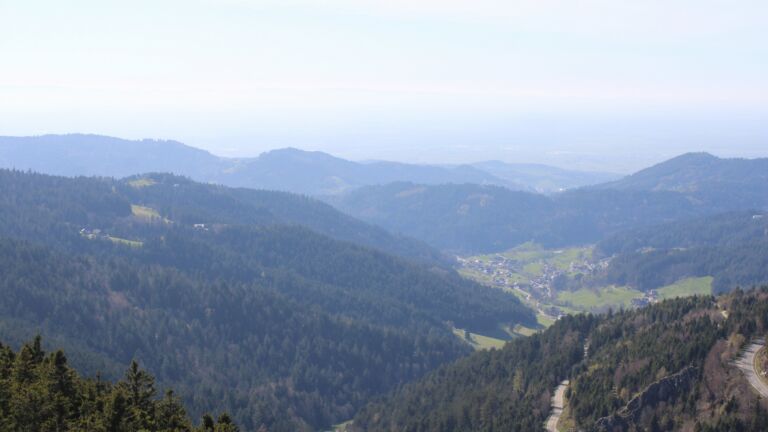 Dieses Bild zeigt eine Webcam-Aufnahme vom Achertal, aufgenommen am Donnerstag, den 09.04.2026 um 16:30 Uhr. Die Temperatur betrug 15.1°C.