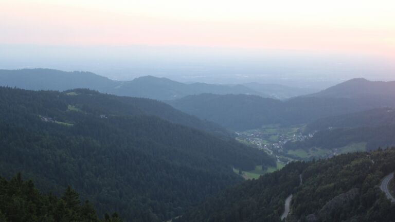 Dieses Bild zeigt eine Webcam-Aufnahme vom Achertal, aufgenommen am Sonntag, den 10.08.2025 um 20:50 Uhr. Die Temperatur betrug 17.2°C.