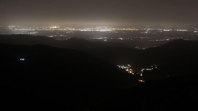 Dieses Bild zeigt eine Webcam-Aufnahme vom Achertal, aufgenommen am Freitag, den 14.11.2025 um 04:30 Uhr. Die Temperatur betrug 17.1°C.