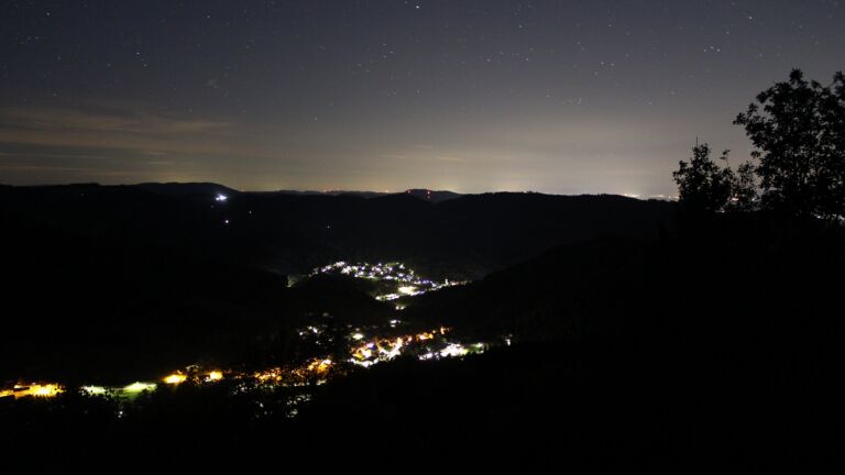 Dieses Bild zeigt eine Webcam-Aufnahme vom Achertal, aufgenommen am Sonntag, den 13.09.2026 um 05:30 Uhr. Die Temperatur betrug 15.4°C.
