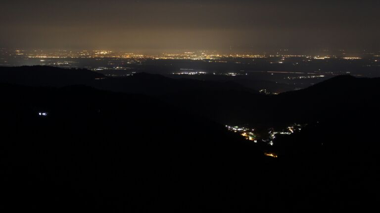 Dieses Bild zeigt eine Webcam-Aufnahme vom Achertal, aufgenommen am Montag, den 23.03.2026 um 03:30 Uhr. Die Temperatur betrug 6.1°C.