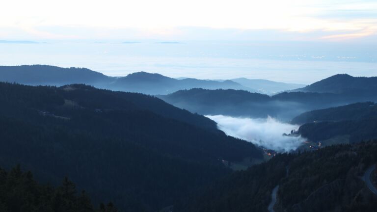 Dieses Bild zeigt eine Webcam-Aufnahme vom Achertal, aufgenommen am Sonntag, den 21.12.2025 um 17:10 Uhr. Die Temperatur betrug 5.3°C.