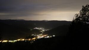 Dieses Bild zeigt eine Webcam-Aufnahme vom Achertal, aufgenommen am Mittwoch, den 20.05.2026 um 22:50 Uhr. Die Temperatur betrug 12.3°C.