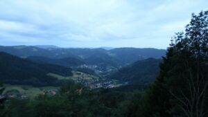 Dieses Bild zeigt eine Webcam-Aufnahme vom Achertal, aufgenommen am Sonntag, den 07.06.2026 um 05:00 Uhr. Die Temperatur betrug 12.4°C.