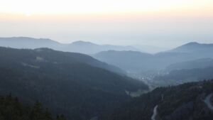 Dieses Bild zeigt eine Webcam-Aufnahme vom Achertal, aufgenommen am Samstag, den 07.03.2026 um 18:10 Uhr. Die Temperatur betrug 10.8°C.