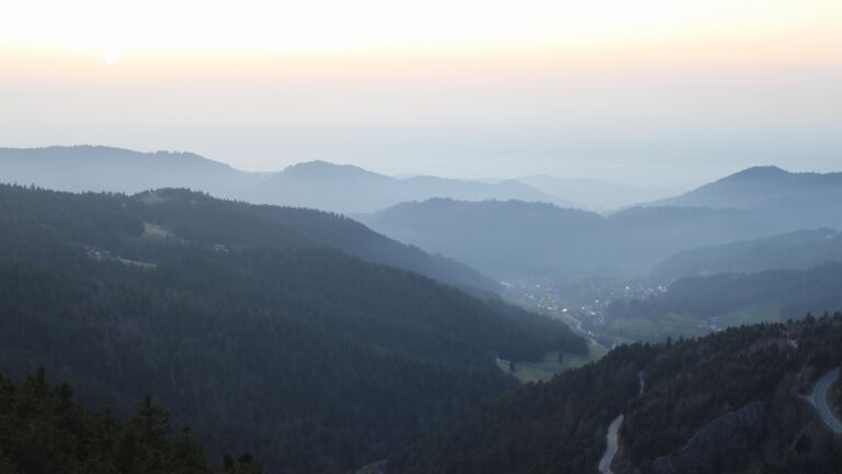 Dieses Bild zeigt eine Webcam-Aufnahme vom Achertal, aufgenommen am Samstag, den 07.03.2026 um 18:10 Uhr. Die Temperatur betrug 10.8°C.