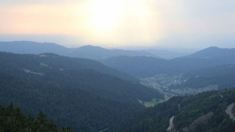 Dieses Bild zeigt eine Webcam-Aufnahme vom Achertal, aufgenommen am Freitag, den 15.08.2025 um 19:10 Uhr. Die Temperatur betrug 23.9°C.