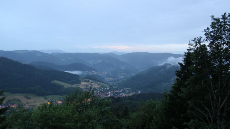 Dieses Bild zeigt eine Webcam-Aufnahme vom Achertal, aufgenommen am Sonntag, den 31.05.2026 um 21:40 Uhr. Die Temperatur betrug 14.2°C.