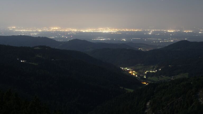 Dieses Bild zeigt eine Webcam-Aufnahme vom Achertal, aufgenommen am Montag, den 11.08.2025 um 04:20 Uhr. Die Temperatur betrug 15.8°C.