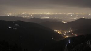 Dieses Bild zeigt eine Webcam-Aufnahme vom Achertal, aufgenommen am Dienstag, den 27.01.2026 um 18:30 Uhr. Die Temperatur betrug 2.8°C.