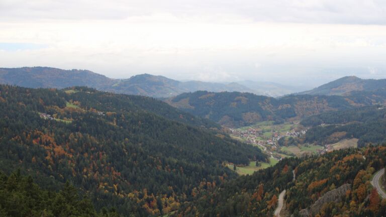 Dieses Bild zeigt eine Webcam-Aufnahme vom Achertal, aufgenommen am Freitag, den 17.10.2025 um 13:30 Uhr. Die Temperatur betrug 6.8°C.