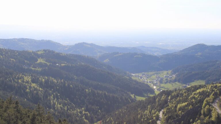 Dieses Bild zeigt eine Webcam-Aufnahme vom Achertal, aufgenommen am Freitag, den 24.04.2026 um 18:10 Uhr. Die Temperatur betrug 13.8°C.