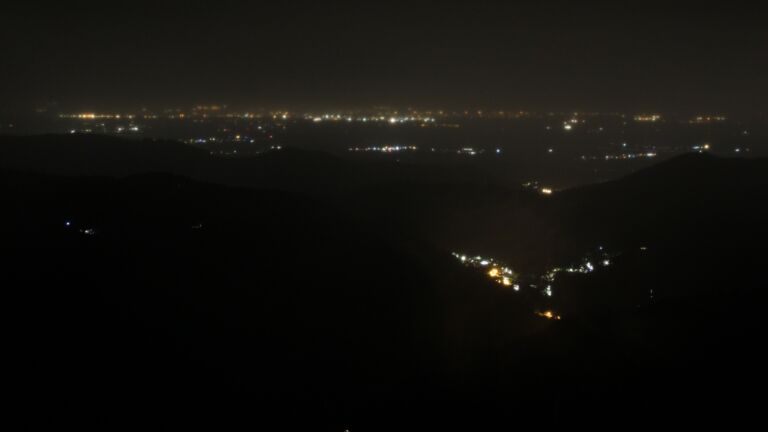 Dieses Bild zeigt eine Webcam-Aufnahme vom Achertal, aufgenommen am Samstag, den 24.05.2025 um 23:30 Uhr. Die Temperatur betrug 5.9°C.