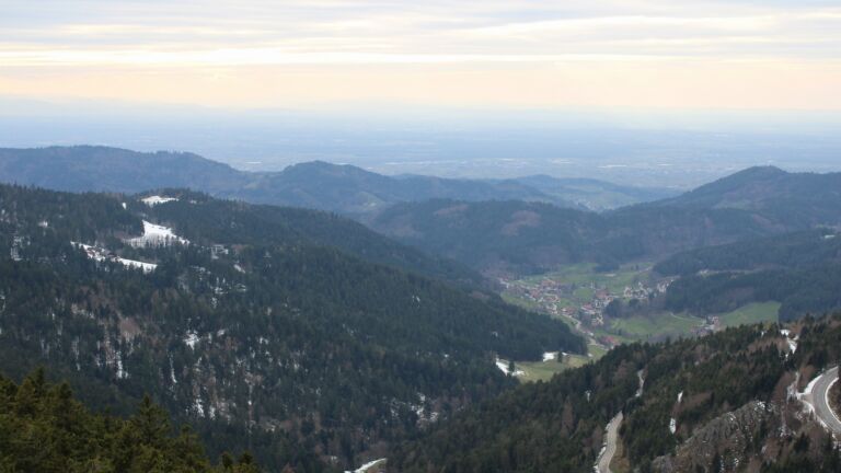 Dieses Bild zeigt eine Webcam-Aufnahme vom Achertal, aufgenommen am Freitag, den 03.04.2026 um 17:40 Uhr. Die Temperatur betrug 6.3°C.