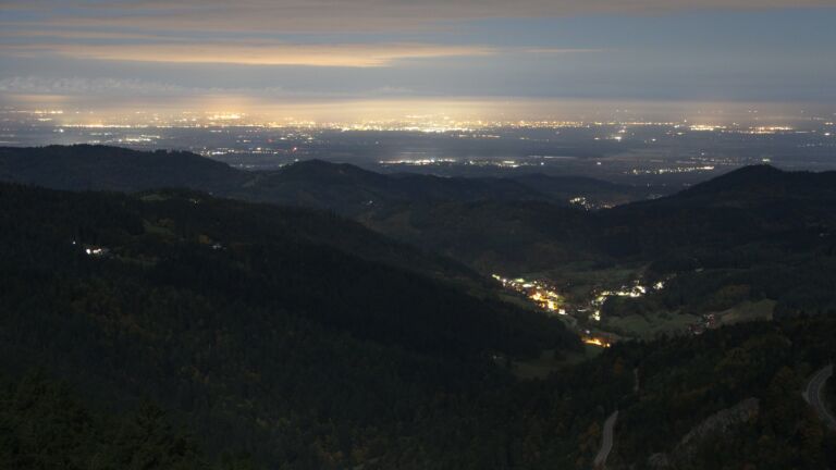 Dieses Bild zeigt eine Webcam-Aufnahme vom Achertal, aufgenommen am Freitag, den 10.10.2025 um 00:00 Uhr. Die Temperatur betrug 8.2°C.