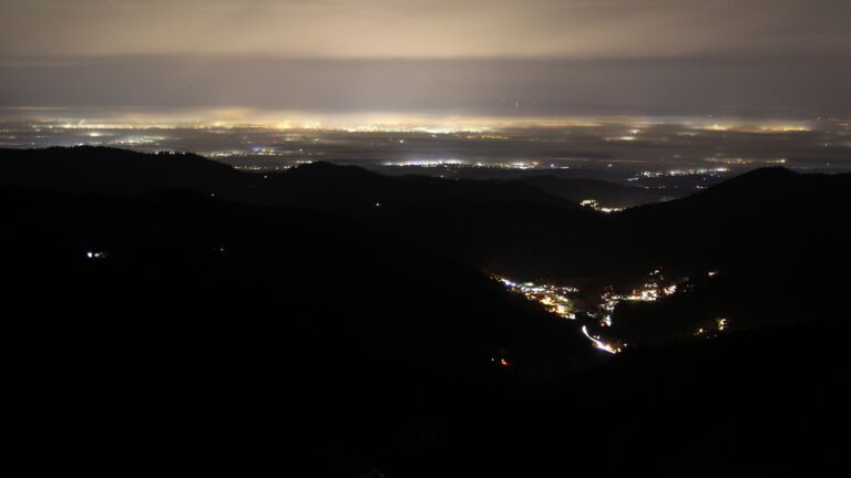 Dieses Bild zeigt eine Webcam-Aufnahme vom Achertal, aufgenommen am Samstag, den 20.12.2025 um 22:30 Uhr. Die Temperatur betrug 9.5°C.