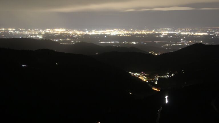 Dieses Bild zeigt eine Webcam-Aufnahme vom Achertal, aufgenommen am Samstag, den 15.11.2025 um 19:30 Uhr. Die Temperatur betrug 7.9°C.