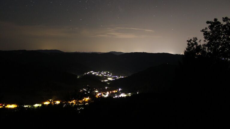 Dieses Bild zeigt eine Webcam-Aufnahme vom Achertal, aufgenommen am Montag, den 10.08.2026 um 01:30 Uhr. Die Temperatur betrug 23.4°C.