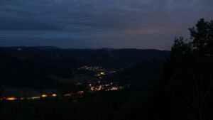 Dieses Bild zeigt eine Webcam-Aufnahme vom Achertal, aufgenommen am Dienstag, den 25.08.2026 um 05:50 Uhr. Die Temperatur betrug 15.4°C.