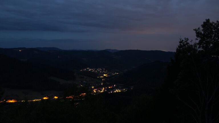 Dieses Bild zeigt eine Webcam-Aufnahme vom Achertal, aufgenommen am Dienstag, den 25.08.2026 um 05:50 Uhr. Die Temperatur betrug 15.4°C.