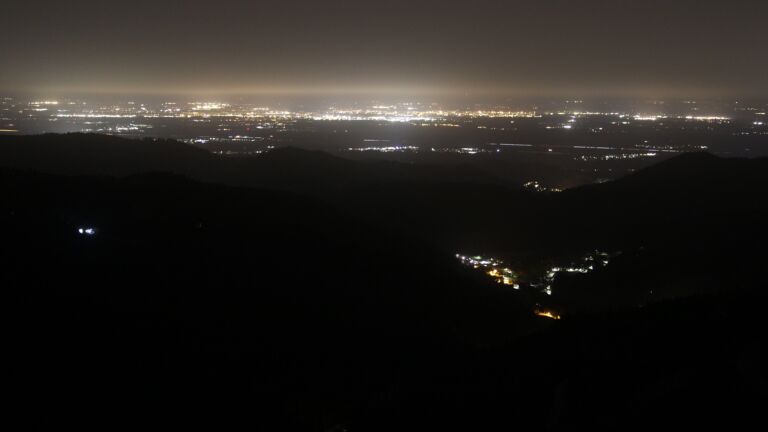 Dieses Bild zeigt eine Webcam-Aufnahme vom Achertal, aufgenommen am Freitag, den 14.11.2025 um 03:30 Uhr. Die Temperatur betrug 17°C.