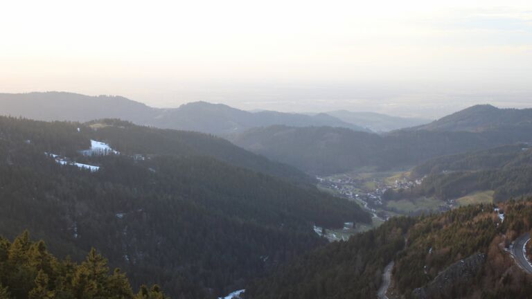 Dieses Bild zeigt eine Webcam-Aufnahme vom Achertal, aufgenommen am Freitag, den 16.01.2026 um 16:30 Uhr. Die Temperatur betrug 7.5°C.