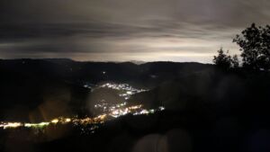 Dieses Bild zeigt eine Webcam-Aufnahme vom Achertal, aufgenommen am Sonntag, den 13.09.2026 um 21:00 Uhr. Die Temperatur betrug 12.8°C.