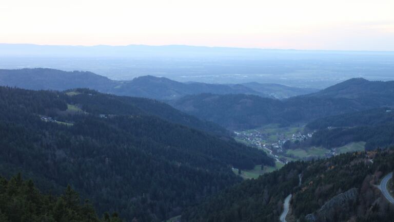 Dieses Bild zeigt eine Webcam-Aufnahme vom Achertal, aufgenommen am Donnerstag, den 13.11.2025 um 16:50 Uhr. Die Temperatur betrug 15.1°C.