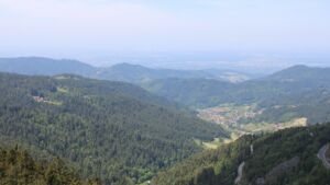 Dieses Bild zeigt eine Webcam-Aufnahme vom Achertal, aufgenommen am Montag, den 19.05.2025 um 12:50 Uhr. Die Temperatur betrug 15.5°C.