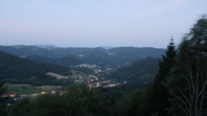 Dieses Bild zeigt eine Webcam-Aufnahme vom Achertal, aufgenommen am Freitag, den 26.06.2026 um 04:40 Uhr. Die Temperatur betrug 27.2°C.