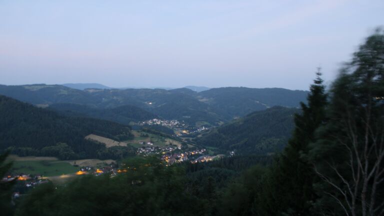Dieses Bild zeigt eine Webcam-Aufnahme vom Achertal, aufgenommen am Freitag, den 26.06.2026 um 04:40 Uhr. Die Temperatur betrug 27.2°C.