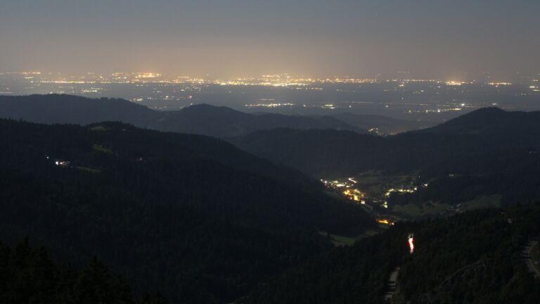 Dieses Bild zeigt eine Webcam-Aufnahme vom Achertal, aufgenommen am Dienstag, den 12.08.2025 um 04:40 Uhr. Die Temperatur betrug 18.1°C.