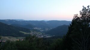 Dieses Bild zeigt eine Webcam-Aufnahme vom Achertal, aufgenommen am Mittwoch, den 29.07.2026 um 21:40 Uhr. Die Temperatur betrug 28.4°C.