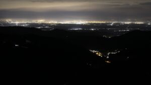 Dieses Bild zeigt eine Webcam-Aufnahme vom Achertal, aufgenommen am Samstag, den 17.01.2026 um 04:30 Uhr. Die Temperatur betrug 6.9°C.