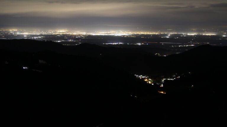 Dieses Bild zeigt eine Webcam-Aufnahme vom Achertal, aufgenommen am Samstag, den 17.01.2026 um 04:30 Uhr. Die Temperatur betrug 6.9°C.