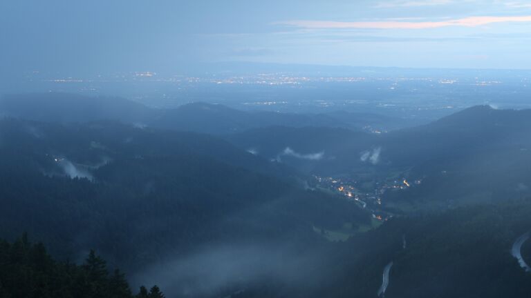 Dieses Bild zeigt eine Webcam-Aufnahme vom Achertal, aufgenommen am Freitag, den 06.06.2025 um 22:10 Uhr. Die Temperatur betrug 11.8°C.