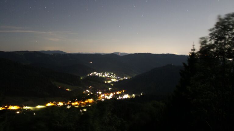 Dieses Bild zeigt eine Webcam-Aufnahme vom Achertal, aufgenommen am Sonntag, den 24.05.2026 um 01:00 Uhr. Die Temperatur betrug 20.5°C.