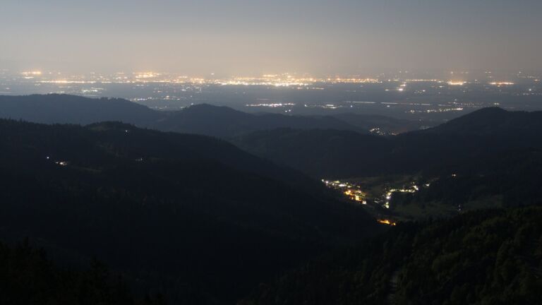 Dieses Bild zeigt eine Webcam-Aufnahme vom Achertal, aufgenommen am Samstag, den 10.05.2025 um 02:30 Uhr. Die Temperatur betrug 4.2°C.