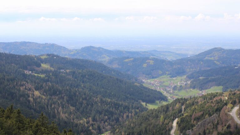 Dieses Bild zeigt eine Webcam-Aufnahme vom Achertal, aufgenommen am Donnerstag, den 16.04.2026 um 15:00 Uhr. Die Temperatur betrug 12.1°C.