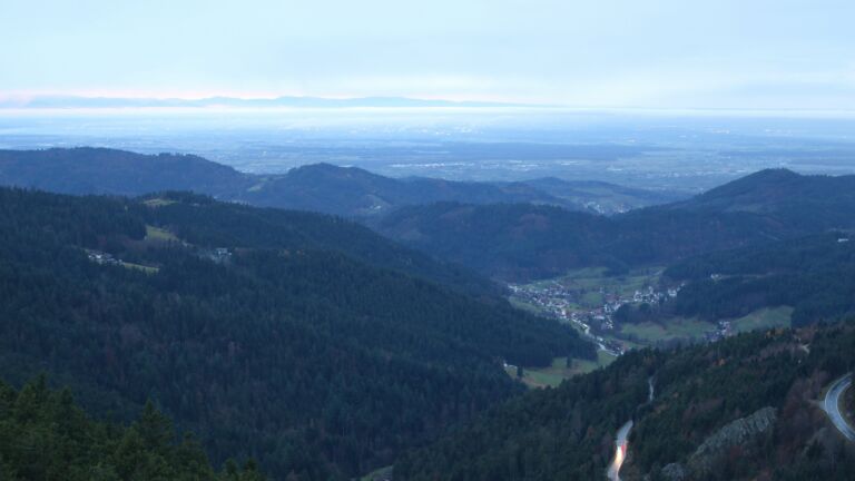 Dieses Bild zeigt eine Webcam-Aufnahme vom Achertal, aufgenommen am Sonntag, den 16.11.2025 um 17:00 Uhr. Die Temperatur betrug 6.1°C.