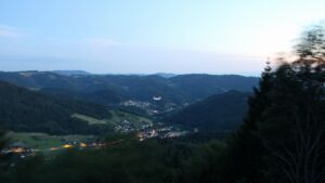 Dieses Bild zeigt eine Webcam-Aufnahme vom Achertal, aufgenommen am Freitag, den 10.07.2026 um 22:10 Uhr. Die Temperatur betrug 23.8°C.