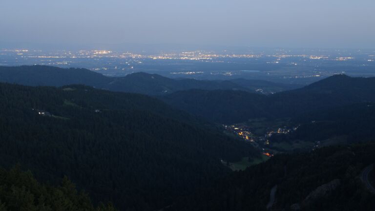 Dieses Bild zeigt eine Webcam-Aufnahme vom Achertal, aufgenommen am Montag, den 18.08.2025 um 05:40 Uhr. Die Temperatur betrug 11.6°C.
