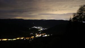 Dieses Bild zeigt eine Webcam-Aufnahme vom Achertal, aufgenommen am Montag, den 18.05.2026 um 04:00 Uhr. Die Temperatur betrug 10.5°C.
