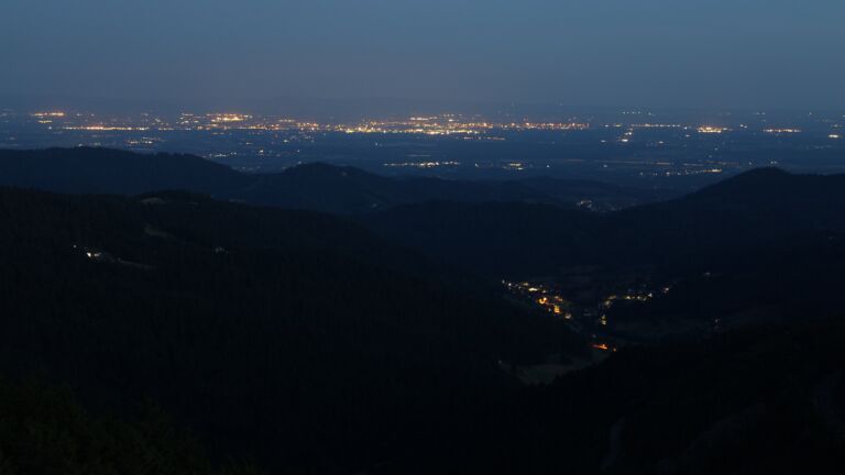 Dieses Bild zeigt eine Webcam-Aufnahme vom Achertal, aufgenommen am Samstag, den 05.07.2025 um 04:30 Uhr. Die Temperatur betrug 16.8°C.