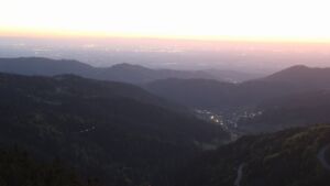 Dieses Bild zeigt eine Webcam-Aufnahme vom Achertal, aufgenommen am Donnerstag, den 30.04.2026 um 21:20 Uhr. Die Temperatur betrug 7.8°C.