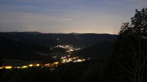 Dieses Bild zeigt eine Webcam-Aufnahme vom Achertal, aufgenommen am Mittwoch, den 08.07.2026 um 03:50 Uhr. Die Temperatur betrug 18.2°C.