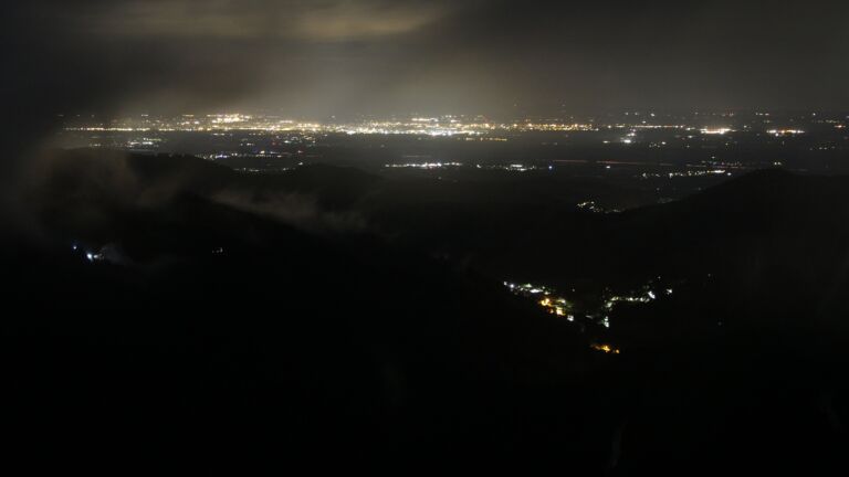 Dieses Bild zeigt eine Webcam-Aufnahme vom Achertal, aufgenommen am Samstag, den 07.06.2025 um 01:30 Uhr. Die Temperatur betrug 11.3°C.