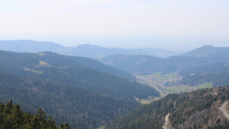 Dieses Bild zeigt eine Webcam-Aufnahme vom Achertal, aufgenommen am Dienstag, den 24.03.2026 um 13:50 Uhr. Die Temperatur betrug 8.8°C.